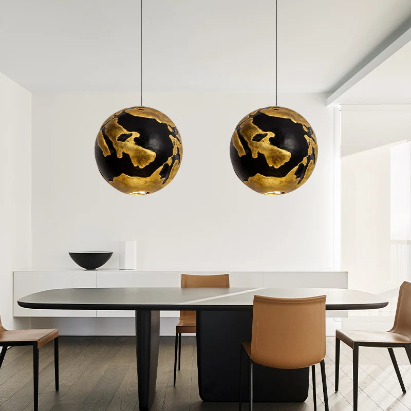 Suspension LED boule noire et dorée - vue 5 sur 7