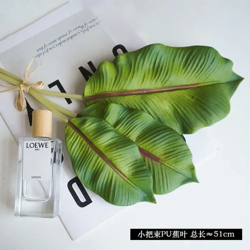 bouquet de feuilles monstera et bananier décoration intérieure mariage