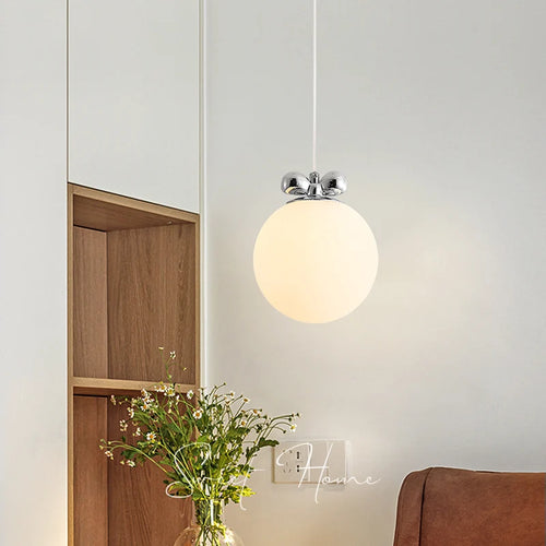 suspension en verre laiteux avec nœud papillon bauhaus led