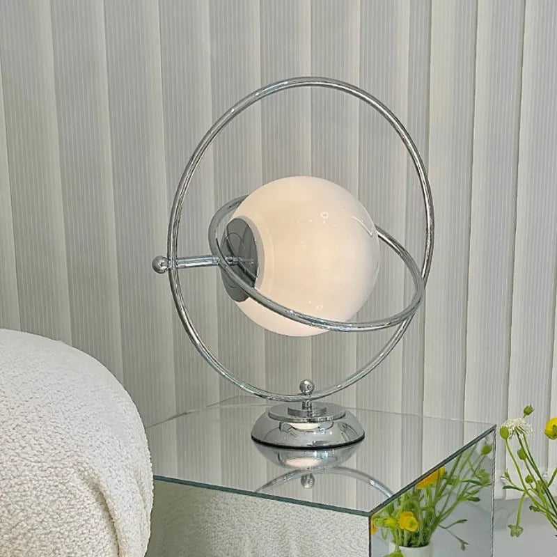 lampe à poser scandinave en chrome avec boule en verre - vue 6 sur 7