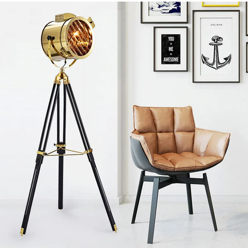 lampadaire trépied industriel en bois pour intérieur moderne