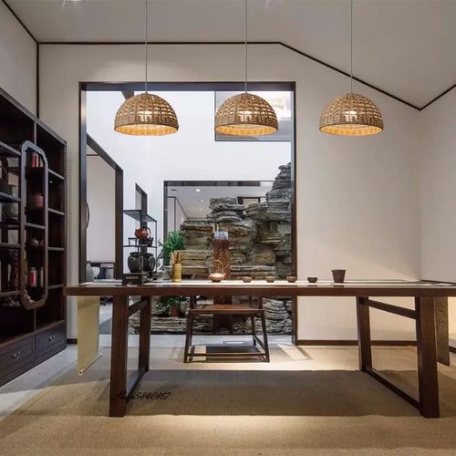 Lustre moderne en rotin fait à la main