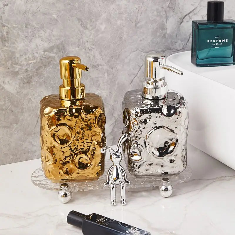 bouteille en céramique dorée décor lune pour lotion - vue 3 sur 11