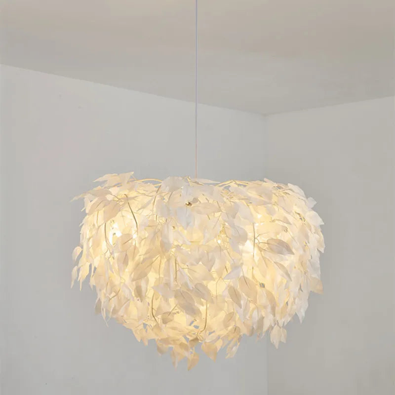lustre en feuilles plastiques pour une ambiance romantique et décorative - vue 3 sur 8