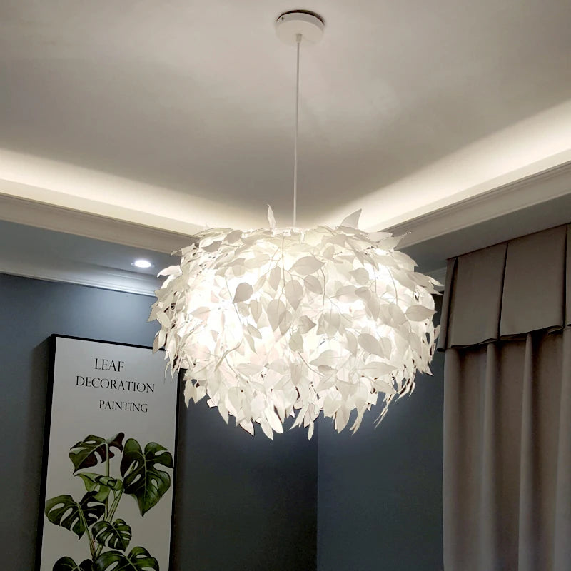 lustre en feuilles plastiques pour une ambiance romantique et décorative - vue 7 sur 8