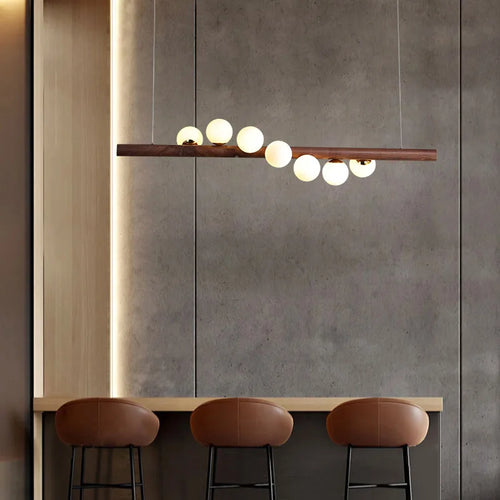 lustre en bois de noyer et verre design moderne pour intérieur élégant