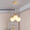 lustre en bois nordique avec boule de verre blanc laiteux