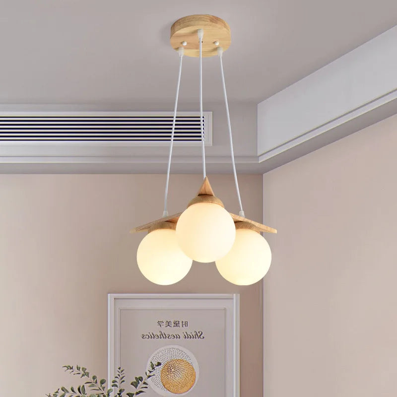 lustre en bois nordique avec boule de verre blanc laiteux - vue 5 sur 8