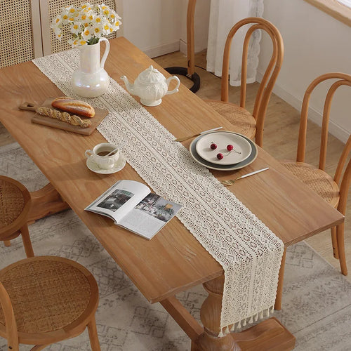 Chemin de table dentelle crochet beige vintage pompons