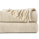 Plaid maille chenille a pompons motif carreaux decor