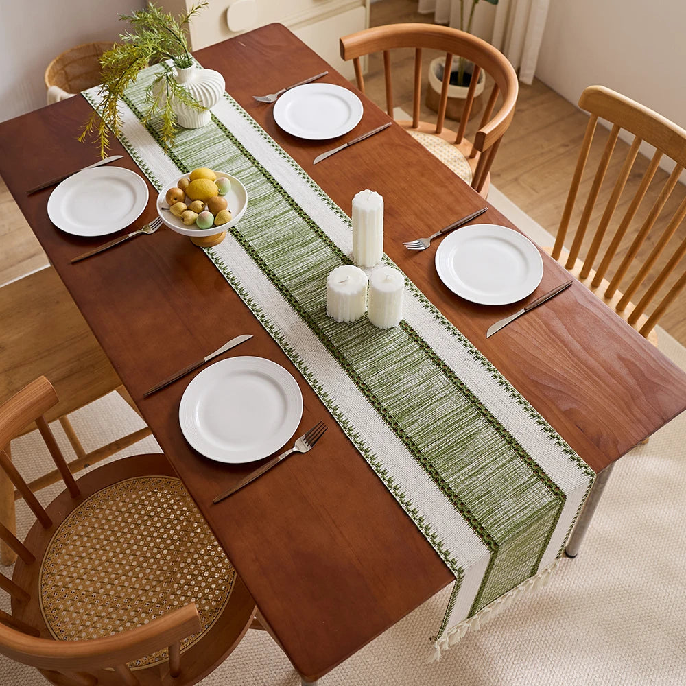 Chemin de table rayé bohème beige à pompons