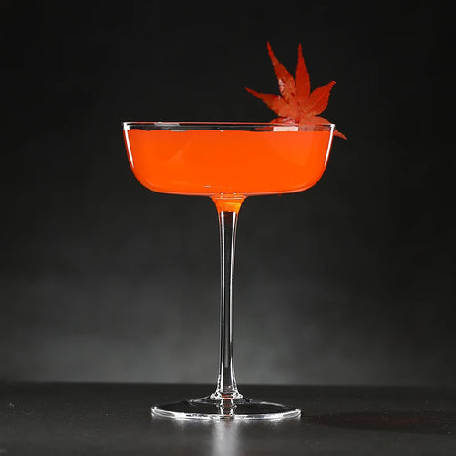 verres à pied élégants cocktail champagne martini vin