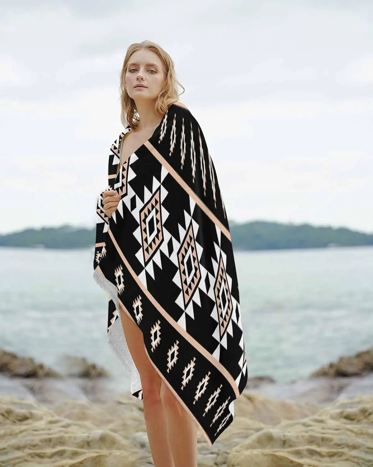 Serviette de plage motifs aztèques douce absorbante légère - vue 2 sur 6