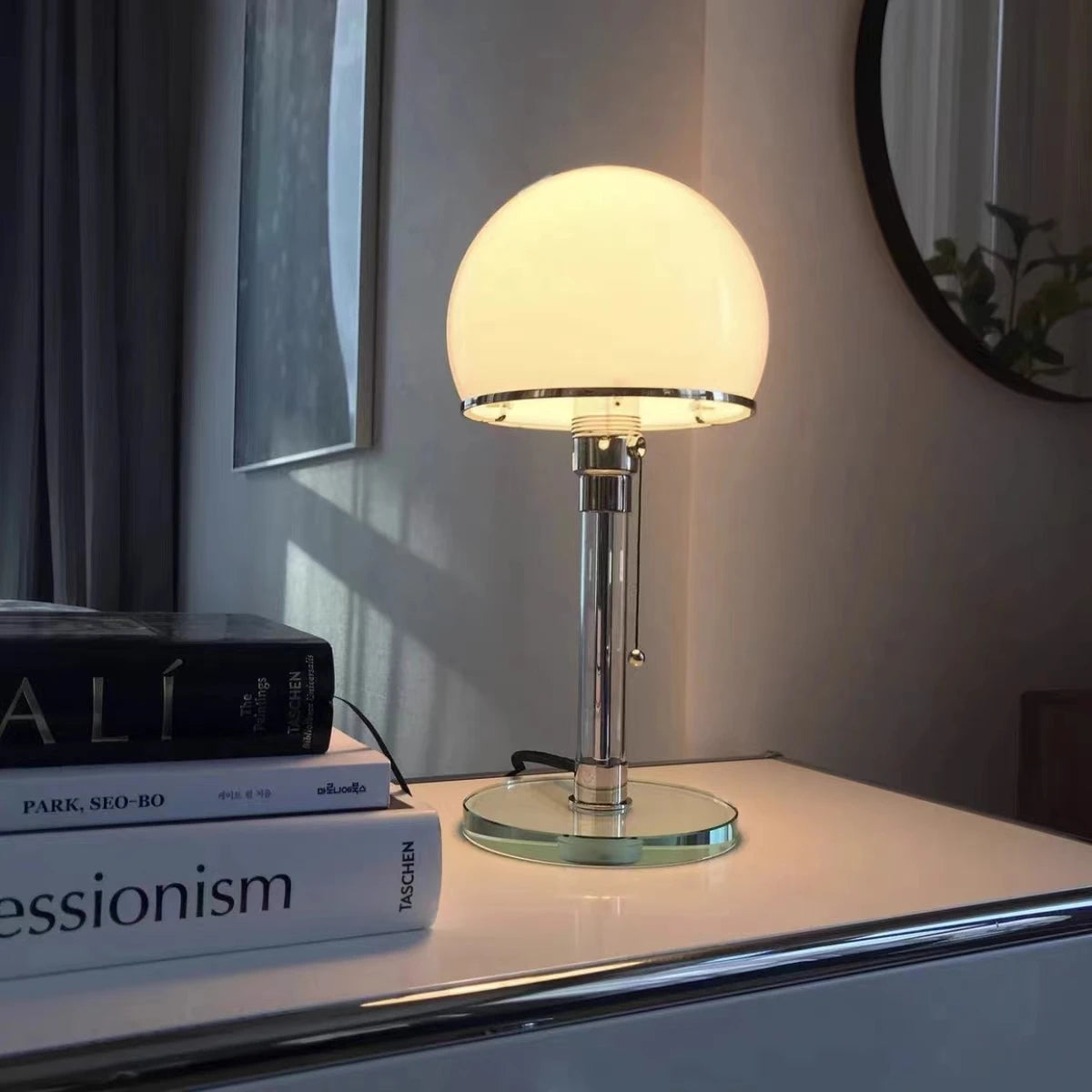 lampe à poser design simple en verre et tissu pour lecture - vue 3 sur 8