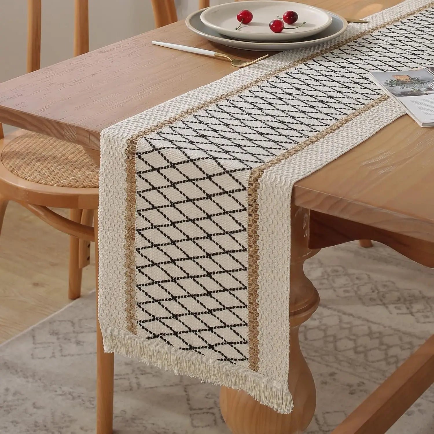 Chemin de table bohème beige pompons motifs géométriques - vue 3 sur 7
