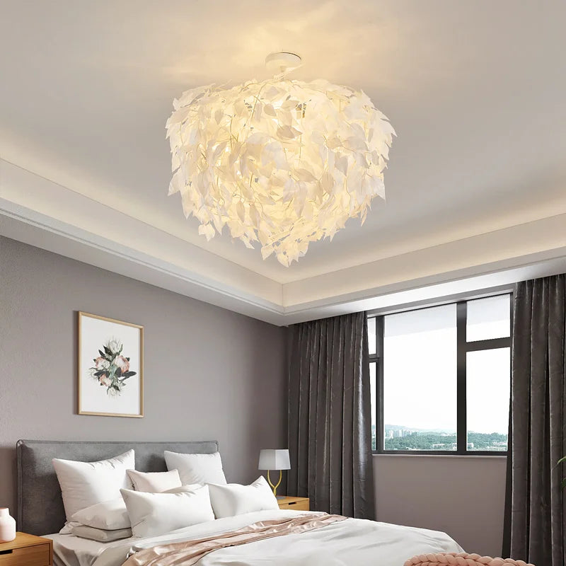lustre en feuilles plastiques pour une ambiance romantique et décorative - vue 4 sur 8