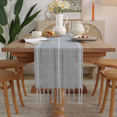 Chemin de table bohème brodé pompons tissés main