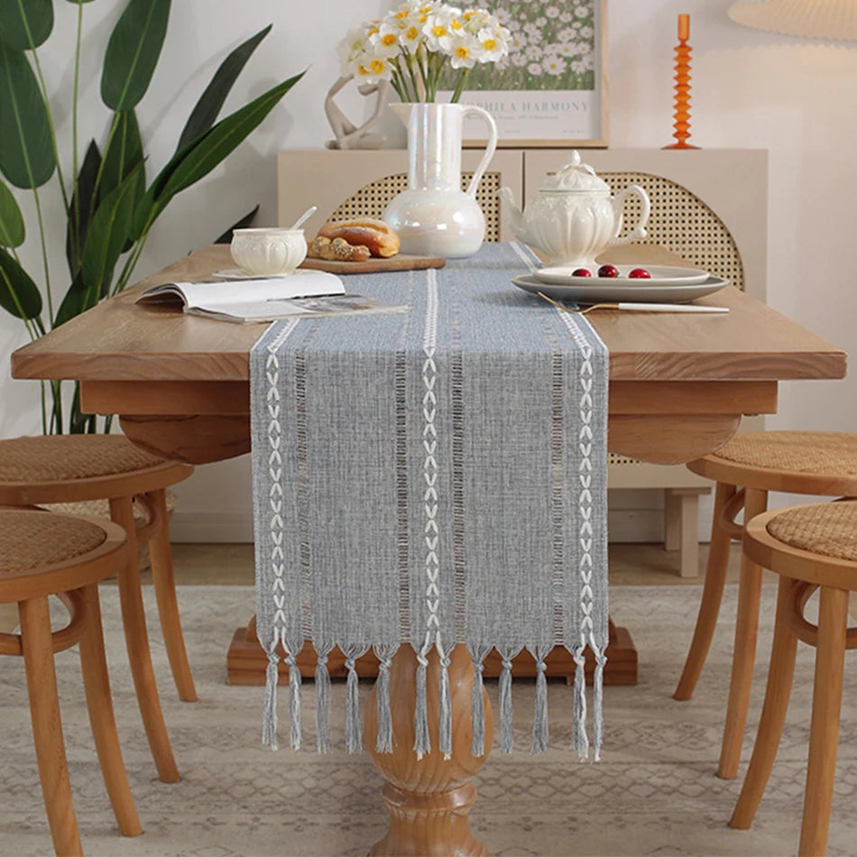 Chemin de table bohème brodé pompons tissés main - vue 6 sur 7