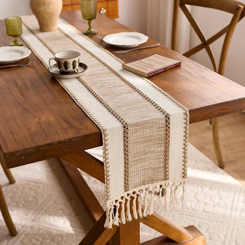 Chemin de table bohème macramé kaki à pompons