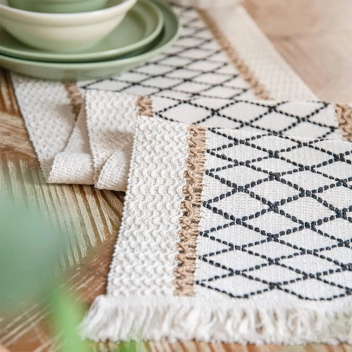 Chemin de table boheme beige motifs geometriques pompons - vue 6 sur 7