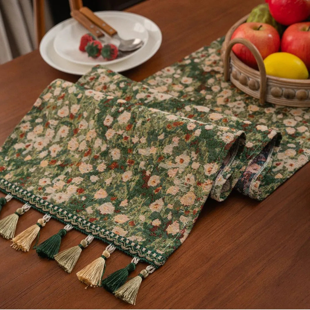 Chemin de table vert floral champetre avec pompons
