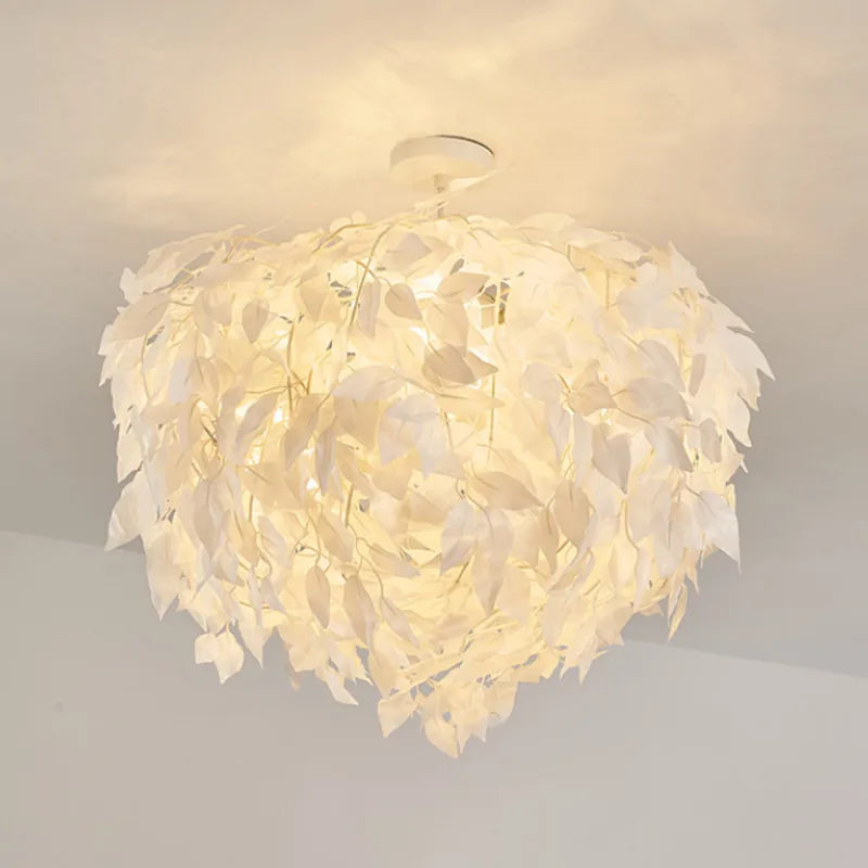 lustre en feuilles plastiques pour une ambiance romantique et décorative - vue 2 sur 8