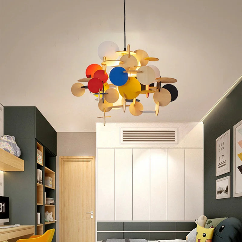 lustre moderne en bois nordique avec éclairage coloré décoratif