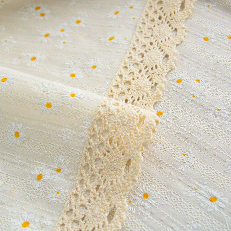 Nappe style champêtre dentelle marguerite avec pompons table