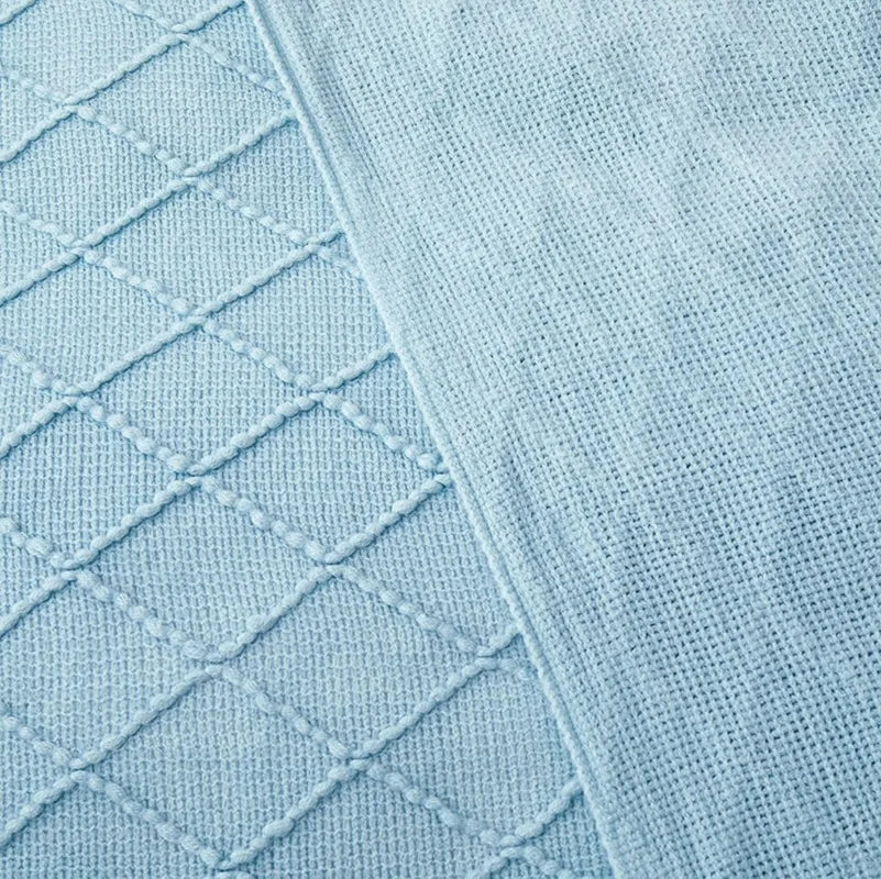 Plaid tricot jacquard à carreaux style nordique pompons - vue 3 sur 7