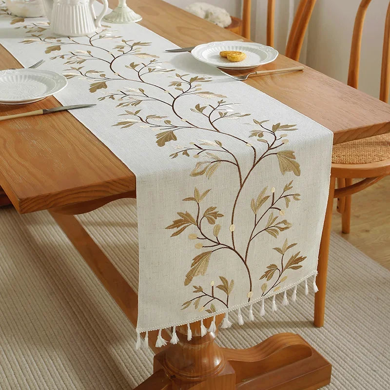Chemin de table brodé plantes bohème pompons coton