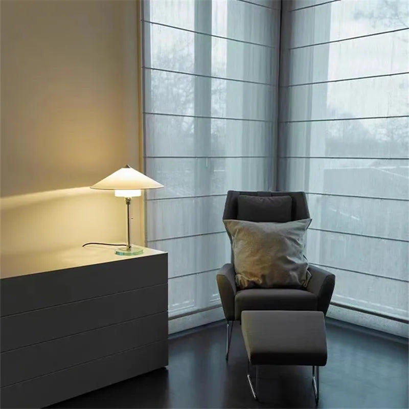 lampe à poser design simple en verre et tissu pour lecture - vue 5 sur 8