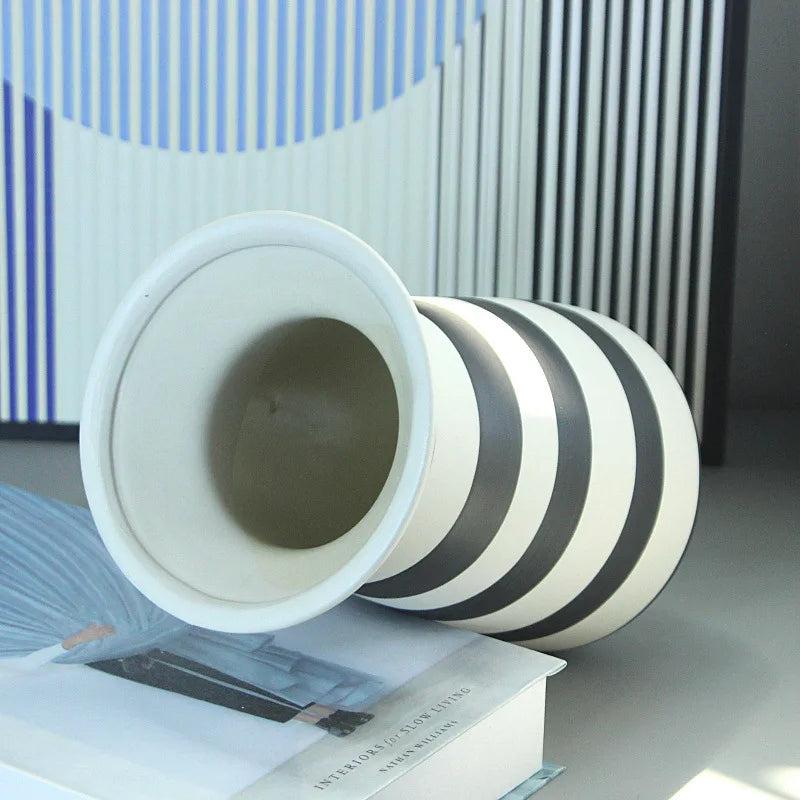 vase en céramique à rayures géométriques pour décoration intérieure - vue 6 sur 8