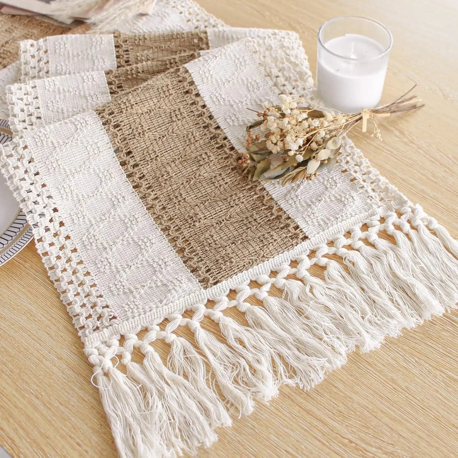 Chemin de table bohème beige à pompons géométriques - vue 3 sur 7