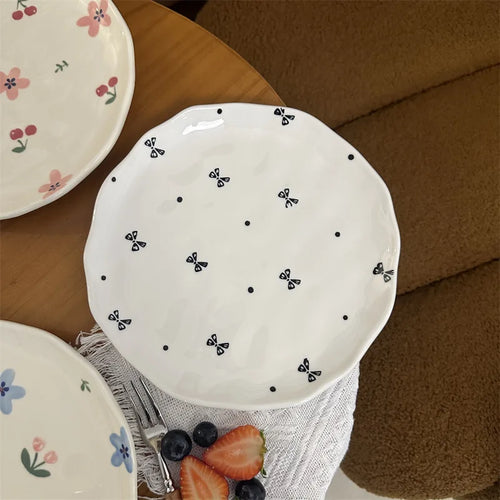 Assiette gateau ceramique style coreen motif floral irregulier