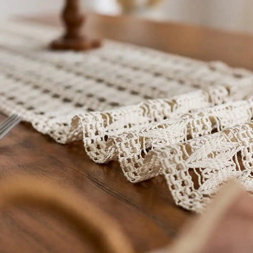 Chemin de table boheme beige a pompons decoratif