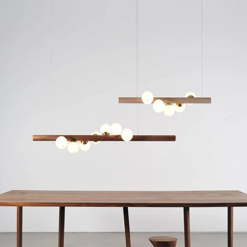 lustre en bois de noyer et verre design moderne pour intérieur élégant