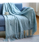 plaid tricot jacquard a pompons motif carreaux salon