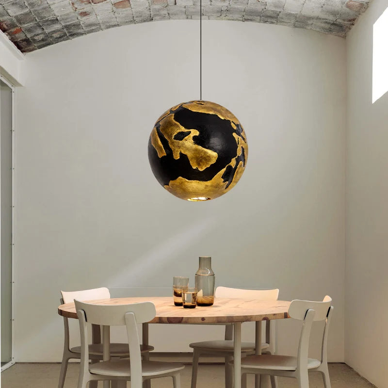 Suspension LED boule noire et dorée - vue 3 sur 7
