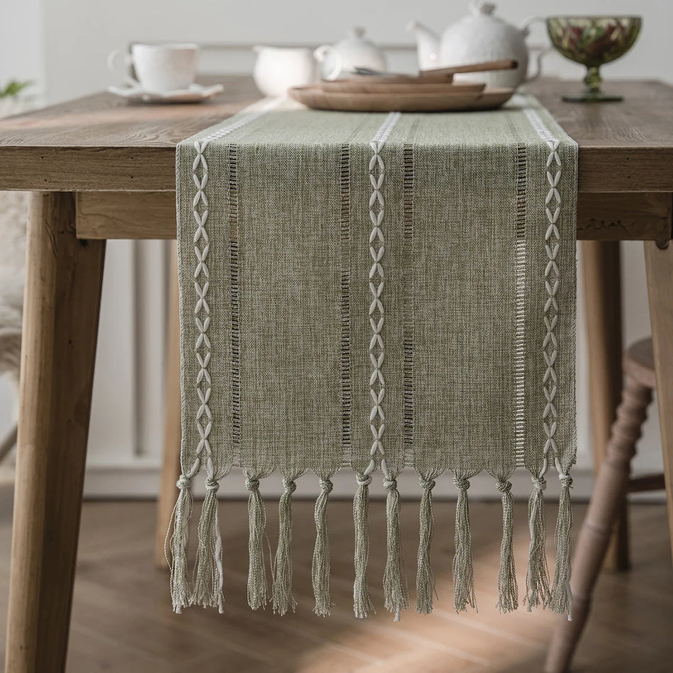 Chemin de table bohème brodé avec pompons tissés