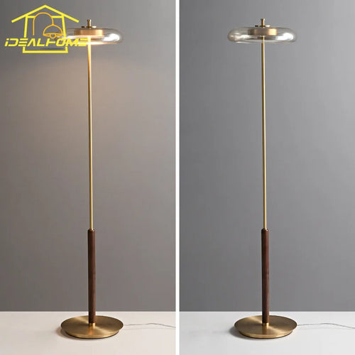 lampadaire design classique en laiton et noyer avec éclairage led