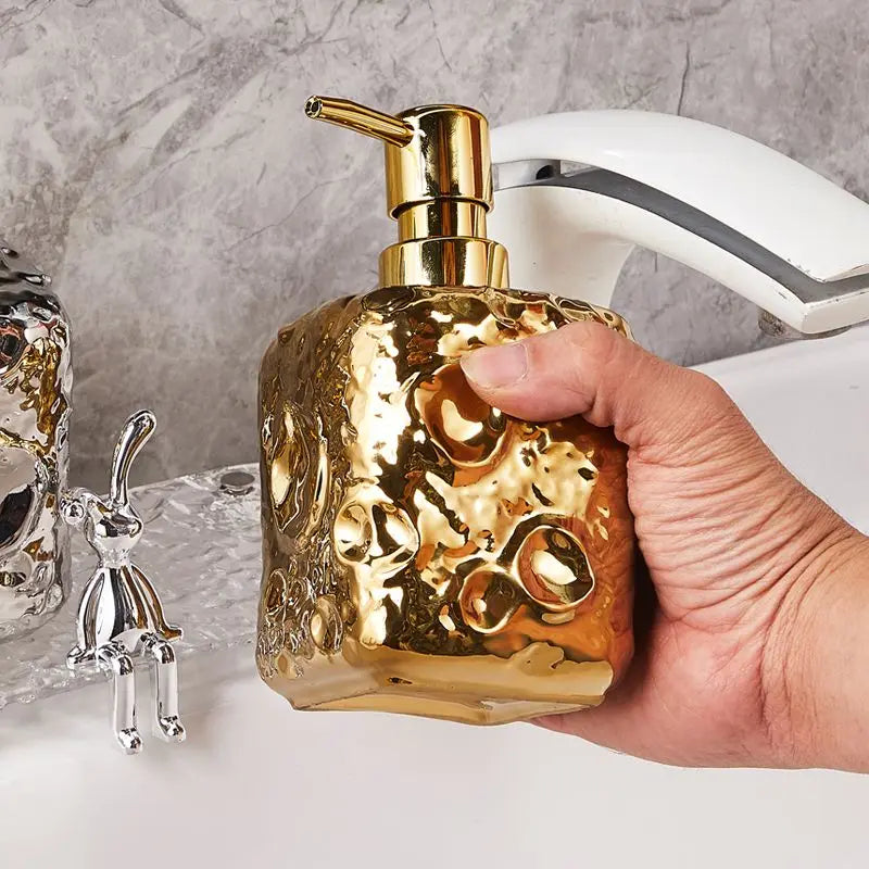 bouteille en céramique dorée décor lune pour lotion - vue 6 sur 11