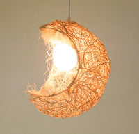 Lustre créatif en rotin en forme de lune