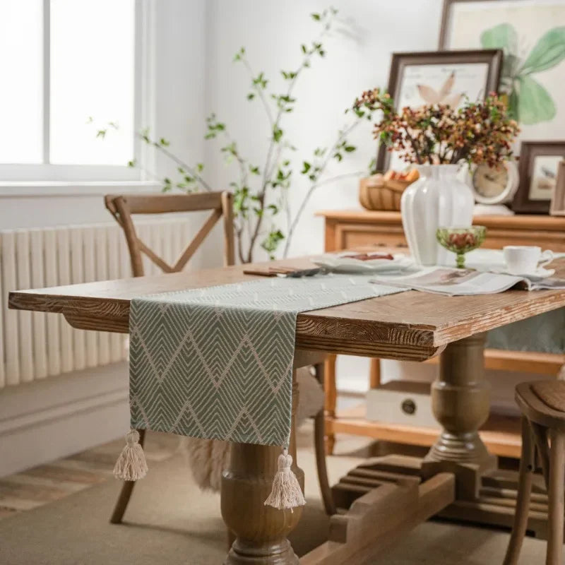 Chemin de table bohème beige motifs géométriques pompons