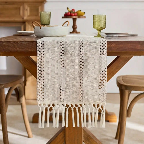 Chemin de table bohème beige pompons motifs géométriques