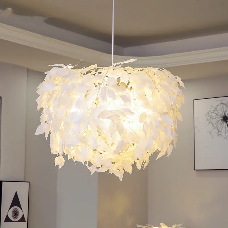 lustre en feuilles plastiques pour une ambiance romantique et décorative - vue 5 sur 8