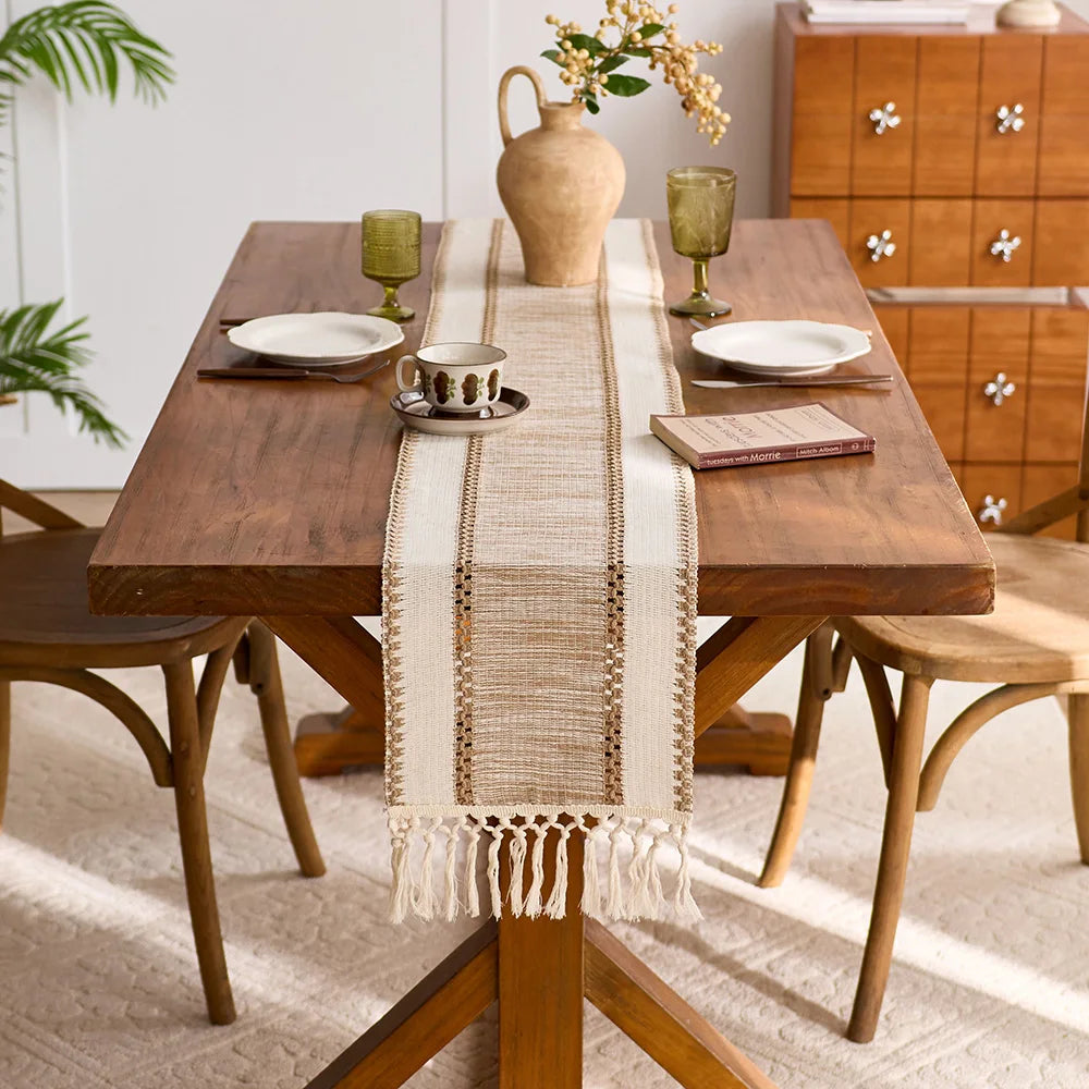 Chemin de table bohème macramé kaki à pompons - vue 6 sur 7