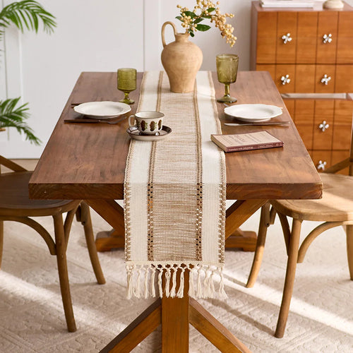 Chemin de table bohème macramé kaki à pompons
