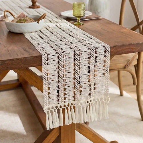 Chemin de table boheme beige a pompons decoratif