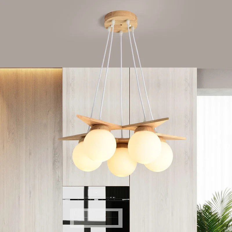 lustre en bois nordique avec boule de verre blanc laiteux - vue 4 sur 8