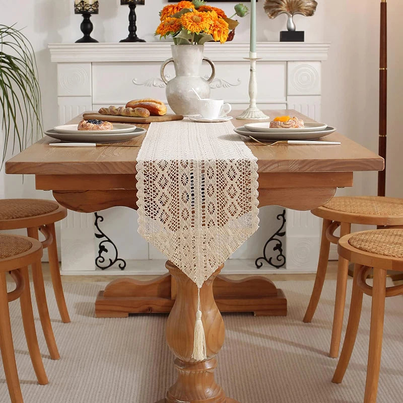 Chemin de table dentelle crochet bohème pompons écru